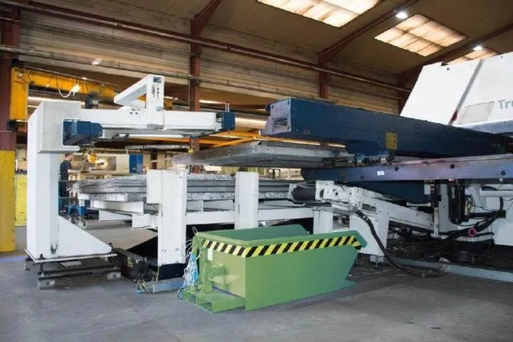 Bauer Kippbehäter MGU 460 lackiert grün RAL 6011